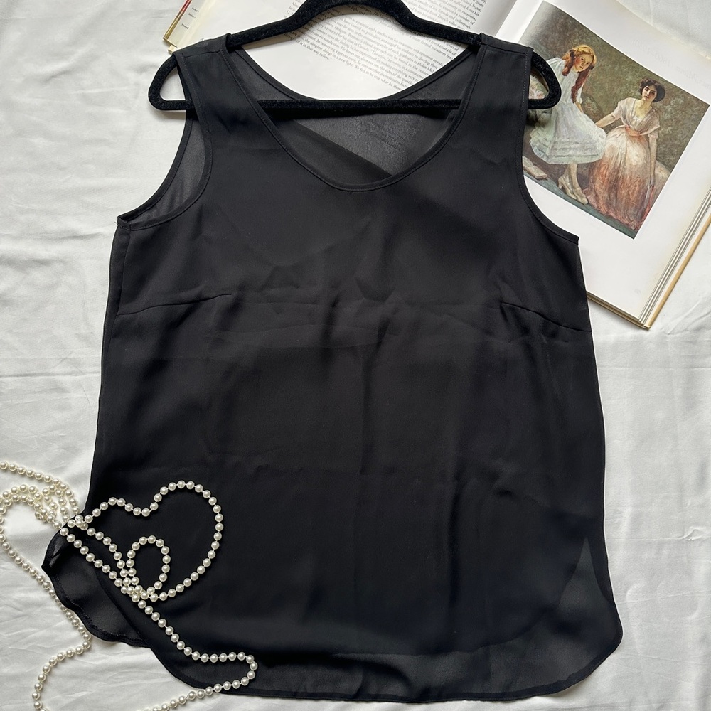 3/50$Elegant Black Sleeveless Top
